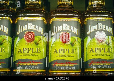 In Tjumen, Russland - avg 25, 2019: Produkte von SB-Verkauf Jim Beam Getränke im Store Metro Cash und Carry. Jim Beam whiskey Apple Verkauf in den Sto Stockfoto