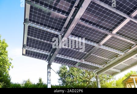 Neue Carport mit semi-transparenten Photovoltaik Module Stockfoto