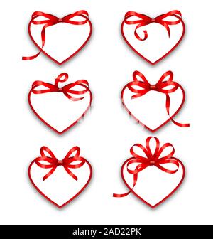 Legen Sie Papier-Karten in Form von Herzen mit roten Bögen für Happy Valentines Day Stockfoto