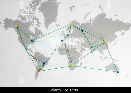 Weltkarte von Pins angeschlossen. Logistikkonzept. Stockfoto