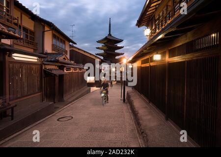 Kyoto, Japan - 5. November 2018: Ein Mann auf einem Fahrrad vor yasaka Pagode von Hokan-ji Tempel, einer wunderschönen Tempel in Higashiyama-ku, Gion, Kyoto Stockfoto