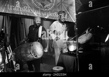 Transglobal Underground im Konzert an die Trades Club, Halifax, West Yorkshire, UK. Gurjit Sihra (dhol Trommel) und TUUP (Sänger). Stockfoto