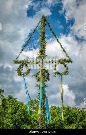 A Midsummer Pole auf einem Festival auf Schloss Sofiero in der Nähe von Helsingborg in Schweden. Stockfoto