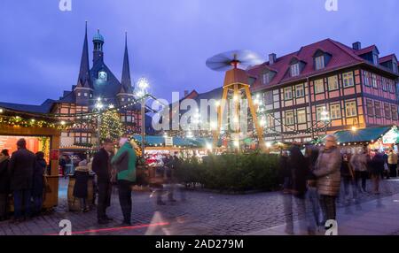 Wernigerode, Deutschland. 03 Dez, 2019. Besucher Spaziergang über den Weihnachtsmarkt während der Blauen Stunde (lange Belichtung). Der Markt für Besucher geöffnet werden bis zum 22. Dezember 2019. Credit: Klaus-Dietmar Gabbert/dpa-Zentralbild/ZB/dpa/Alamy leben Nachrichten Stockfoto