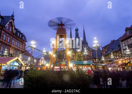 Wernigerode, Deutschland. 03 Dez, 2019. Besucher Spaziergang über den Weihnachtsmarkt während der Blauen Stunde (lange Belichtung). Der Markt für Besucher geöffnet werden bis zum 22. Dezember 2019. Credit: Klaus-Dietmar Gabbert/dpa-Zentralbild/ZB/dpa/Alamy leben Nachrichten Stockfoto