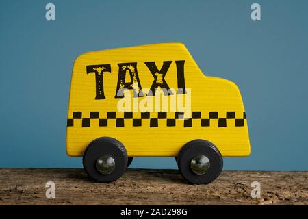 Spielzeug Taxi Auto. Handgefertigt aus Holz Spielzeug Auto. Urban Service Konzept. Stockfoto