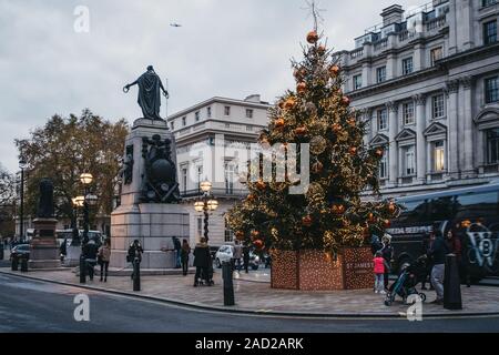 London, UK, November 24,2019: Weihnachtsbaum in Waterloo Place an der Regent Street St. James, ein Wahrzeichen der 200 Jahre alten Straße in Westminster Stockfoto