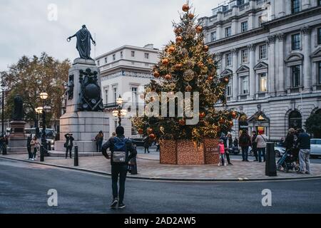 London, UK, November 24,2019: Weihnachtsbaum in Waterloo Place an der Regent Street St. James, ein Wahrzeichen der 200 Jahre alten Straße in Westminster Stockfoto