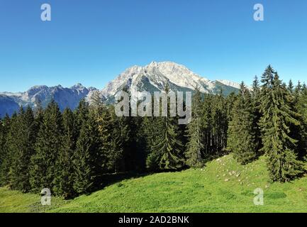 06. September 2019, Bayern, Schönau a. Königssee: Blick vom Priesbergalm zum Watzmann. Der 2700 Meter hohe Berg ist ein beliebtes Ziel für Wanderer und Bergsteiger. Die drei wichtigsten Gipfel des Berges massiv sind, Hocheck, Mittelspitze und Südspitze. Foto: Soeren Stache/dpa-Zentralbild/ZB Stockfoto