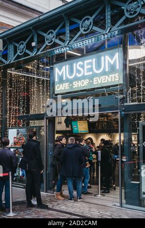 London, Großbritannien - 24 November, 2019: die Menschen Warteschlange außerhalb in das London Transport Museum zu erhalten, eine weltweit führende Museum für städtischen Verkehr in Cove Stockfoto