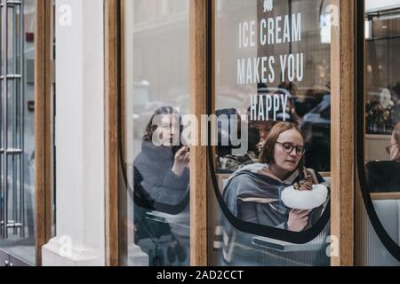 London, Großbritannien - 24 November, 2019: Blick durch das Fenster des Kunden genießen das Eis in der Milch Zug shop in Covent Garden, einer der Mo Stockfoto