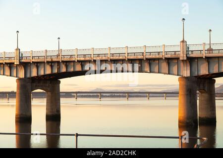 Kincardine Brücke über den Firth von weiter bei Sun mit dem neuen Clackmannanshire Bridge im Hintergrund, Fife, Schottland. Stockfoto