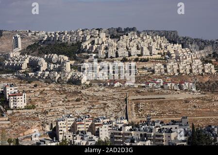 Bethlehem, West Bank. 03 Dez, 2019. Die israelische Siedlung Har Homa ist auf dem Hügel mit Blick auf den palästinensischen Stadt Bethlehem, West Bank, Dezember 3, 2019 gesehen. Palästinensische Beamte sagen, daß die biblische Stadt Bethlehem durch die Expansion der israelischen Siedlungen, das palästinensische Land jüdische Häuser im Westjordanland zu bauen erstickt wird. Foto von Debbie Hill/UPI Quelle: UPI/Alamy leben Nachrichten Stockfoto