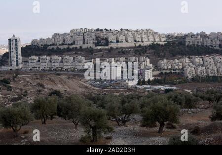 Bethlehem, West Bank. 03 Dez, 2019. Die israelische Siedlung Har Homa ist auf dem Hügel mit Blick auf den palästinensischen Stadt Bethlehem, West Bank, Dezember 3, 2019 gesehen. Palästinensische Beamte sagen, daß die biblische Stadt Bethlehem durch die Expansion der israelischen Siedlungen, das palästinensische Land jüdische Häuser im Westjordanland zu bauen erstickt wird. Foto von Debbie Hill/UPI Quelle: UPI/Alamy leben Nachrichten Stockfoto