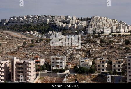 Bethlehem und Gaza. 03 Dez, 2019. Die israelische Siedlung Har Homa ist auf einem Hügel mit Blick auf den palästinensischen Häusern im Vordergrund, der in Betlehem, West Bank, Dienstag, 3. Dezember 2019 gesehen. Palästinensische Beamte sagen, daß die biblische Stadt Bethlehem durch die Expansion der israelischen Siedlungen, das palästinensische Land jüdische Häuser im Westjordanland zu bauen erstickt wird. Foto von Debbie Hill/UPI Quelle: UPI/Alamy leben Nachrichten Stockfoto