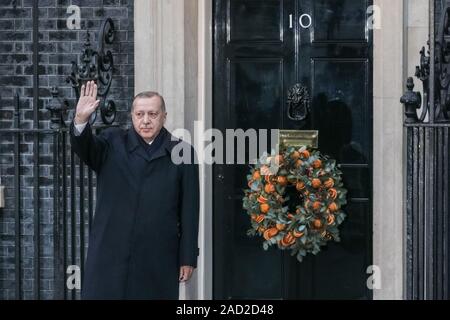 Downing Street, Westminster, London, UK, 3. Dezember 2019. Recep Tayyip Erdogan, dem Präsidenten der Türkei, gibt Keine 10. Der britische Premierminister, Boris Johnson, beherbergt eine Rezeption mit ausländischen Staats- und Regierungschefs vor dem NATO-Treffen am 4. Dezember (70th Anniversary Summit der North Atlantic Treaty Organisation). Credit: Imageplotter/Alamy leben Nachrichten Stockfoto