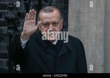 Downing Street, Westminster, London, UK, 3. Dezember 2019. Recep Tayyip Erdogan, dem Präsidenten der Türkei, gibt Keine 10. Der britische Premierminister, Boris Johnson, beherbergt eine Rezeption mit ausländischen Staats- und Regierungschefs vor dem NATO-Treffen am 4. Dezember (70th Anniversary Summit der North Atlantic Treaty Organisation). Credit: Imageplotter/Alamy leben Nachrichten Stockfoto