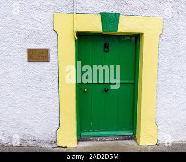 Messingschild mit der Alten Post auf einem Haus in einem irischen Dorf Stockfoto