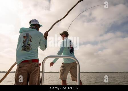 Ambergris Caye, Belize - November, 16, 2019. Die lokalen Fishing Guide beauftragt eine Fliege Fischer auf wurftechnik in Salzwasser Angeln verwendet wie er Stan Stockfoto