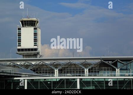 Basel, Turm am Euroairport und Terminal Stockfoto