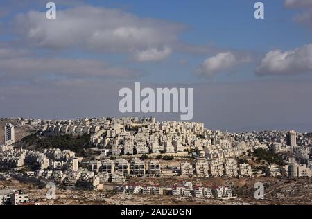 Bethlehem, West Bank. 03 Dez, 2019. Die israelische Siedlung Har Homa ist auf dem Hügel mit Blick auf den palästinensischen Stadt Bethlehem, West Bank, Dezember 3, 2019 gesehen. Palästinensische Beamte sagen, daß die biblische Stadt Bethlehem durch die Expansion der israelischen Siedlungen, das palästinensische Land jüdische Häuser im Westjordanland zu bauen erstickt wird. Foto von Debbie Hill/UPI Quelle: UPI/Alamy leben Nachrichten Stockfoto