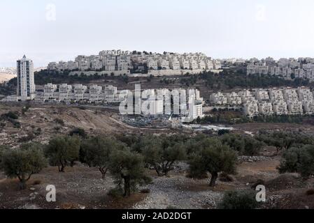 Bethlehem, West Bank. 03 Dez, 2019. Die israelische Siedlung Har Homa ist auf dem Hügel mit Blick auf den palästinensischen Stadt Bethlehem, West Bank, Dezember 3, 2019 gesehen. Palästinensische Beamte sagen, daß die biblische Stadt Bethlehem durch die Expansion der israelischen Siedlungen, das palästinensische Land jüdische Häuser im Westjordanland zu bauen erstickt wird. Foto von Debbie Hill/UPI Quelle: UPI/Alamy leben Nachrichten Stockfoto