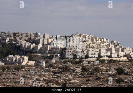 Bethlehem, West Bank. 03 Dez, 2019. Die israelische Siedlung Har Homa ist auf dem Hügel mit Blick auf den palästinensischen Stadt Bethlehem, West Bank, Dezember 3, 2019 gesehen. Palästinensische Beamte sagen, daß die biblische Stadt Bethlehem durch die Expansion der israelischen Siedlungen, das palästinensische Land jüdische Häuser im Westjordanland zu bauen erstickt wird. Foto von Debbie Hill/UPI Quelle: UPI/Alamy leben Nachrichten Stockfoto