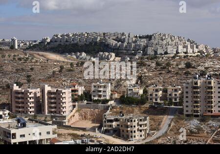 Bethlehem und Gaza. 03 Dez, 2019. Die israelische Siedlung Har Homa ist auf einem Hügel mit Blick auf den palästinensischen Häusern im Vordergrund, der in Betlehem, West Bank, Dienstag, 3. Dezember 2019 gesehen. Palästinensische Beamte sagen, daß die biblische Stadt Bethlehem durch die Expansion der israelischen Siedlungen, das palästinensische Land jüdische Häuser im Westjordanland zu bauen erstickt wird. Foto von Debbie Hill/UPI Quelle: UPI/Alamy leben Nachrichten Stockfoto