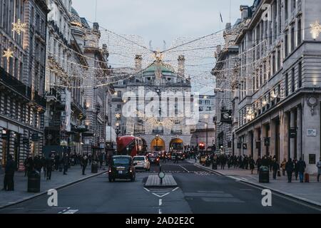 London, UK, November 24,2019: Engel Weihnachten Lichter auf der Regent Street St. James, Piccadilly Circus, einer der beliebtesten touristischen Gegenden ich Stockfoto