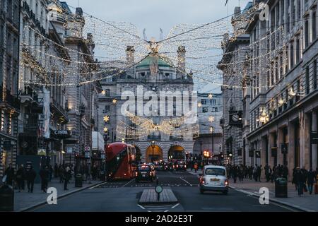 London, UK, November 24,2019: Engel Weihnachten Lichter auf der Regent Street St. James, Piccadilly Circus, einer der beliebtesten touristischen Gegenden ich Stockfoto