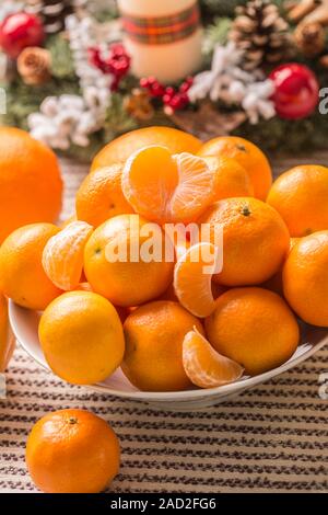 Mandarinen und Orangen auf Weihnachten Tabelle mit adventskranz Stockfoto