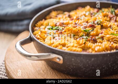 Baked Pasta Fusilli mit geräucherter Schweinekamm mozzarela Käse und othe Zutaten Stockfoto