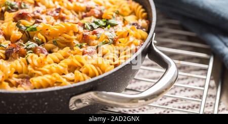 Baked Pasta Fusilli mit geräucherter Schweinekamm mozzarela Käse und othe Zutaten Stockfoto