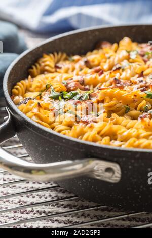 Baked Pasta Fusilli mit geräucherter Schweinekamm mozzarela Käse und othe Zutaten Stockfoto