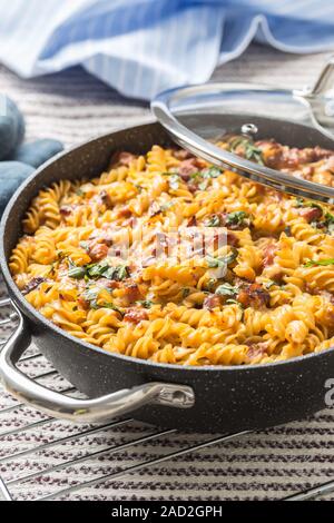 Baked Pasta Fusilli mit geräucherter Schweinekamm mozzarela Käse und othe Zutaten Stockfoto