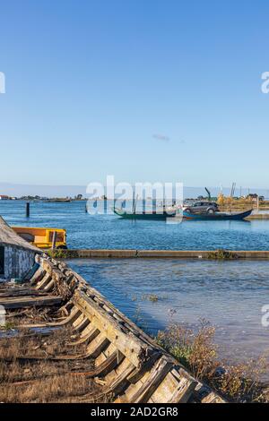 Aveiro, Portugal. High tide Hochwasser über die Ufer der Lagune. Im Vordergrund sind verwesende Rümpfe der Moliceiros traditionelle Boote Stockfoto