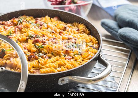 Baked Pasta Fusilli mit geräucherter Schweinekamm mozzarela Käse und othe Zutaten Stockfoto