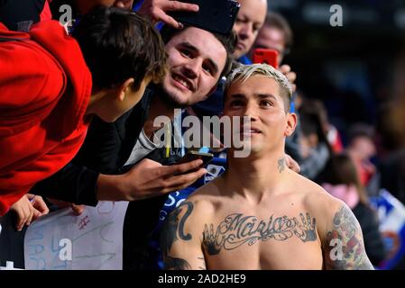 Barcelona, Spanien. 1. Dez, 2019. Chimy Avila nimmt eine selfie mit den Fans während der Liga Match zwischen FC RCD Espanyol und CA Osasuna an der RCDE Stockfoto