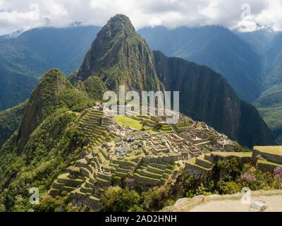 Machu Picchu ist ein Inka Zitadelle hoch in den Anden in Peru, über dem Fluss Urubamba Tal. Im 15. Jahrhundert erbaut und später verlassen Stockfoto