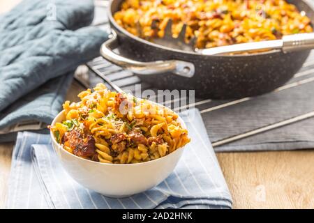 Baked Pasta Fusilli mit geräucherter Schweinekamm mozzarela Käse und othe Zutaten Stockfoto