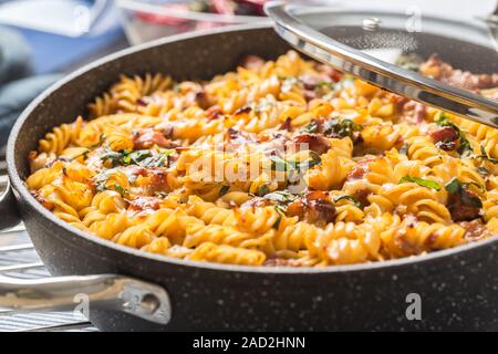 Baked Pasta Fusilli mit geräucherter Schweinekamm mozzarela Käse und othe Zutaten Stockfoto