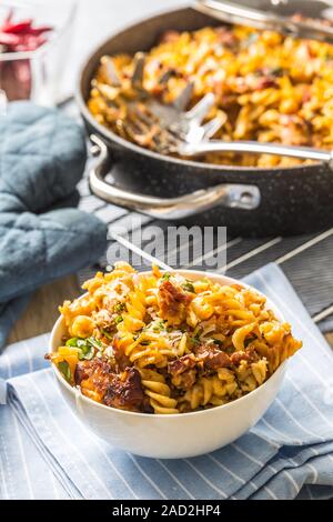 Baked Pasta Fusilli mit geräucherter Schweinekamm mozzarela Käse und othe Zutaten Stockfoto