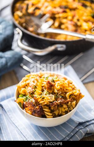 Baked Pasta Fusilli mit geräucherter Schweinekamm mozzarela Käse und othe Zutaten Stockfoto