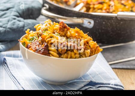 Baked Pasta Fusilli mit geräucherter Schweinekamm mozzarela Käse und othe Zutaten Stockfoto