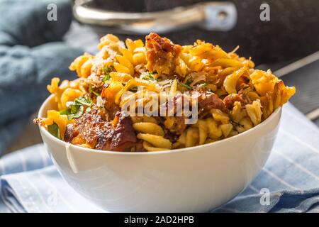 Baked Pasta Fusilli mit geräucherter Schweinekamm mozzarela Käse und othe Zutaten Stockfoto