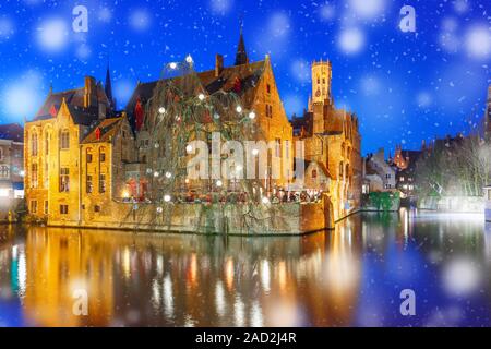 Mittelalterliche Märchen Altstadt und Turm Belfort vom Kai Rosenkranz, Rozenhoedkaai, in verschneiten Abend, Brügge, Belgien Stockfoto