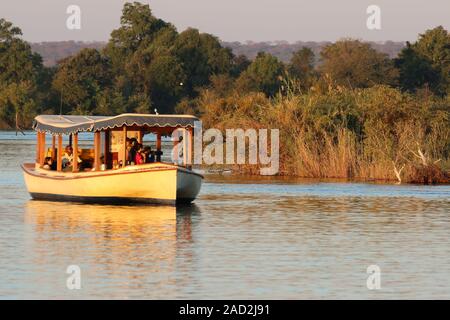 Sambesi Sonnenuntergang Dinner Kreuzfahrt Stockfoto