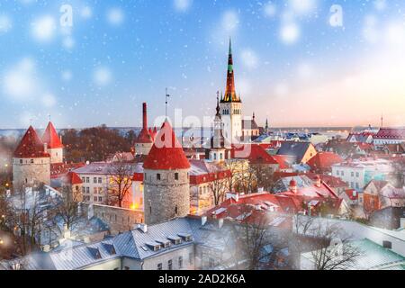 Fairytail mittelalterliche Altstadt, St. Olaf Baptist Church und Tallinn City Wall im verschneiten Morgen, Tallinn, Estland Stockfoto