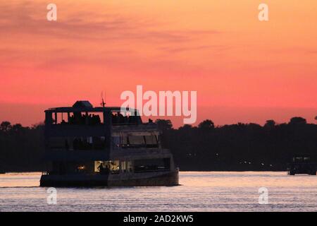 Sambesi Sonnenuntergang Dinner Kreuzfahrt Stockfoto