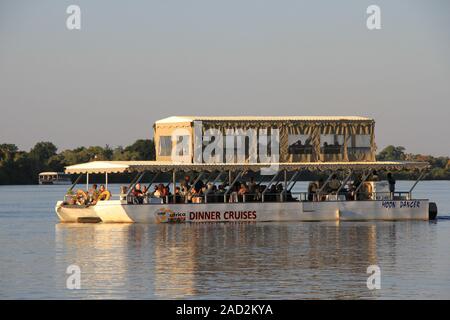 Sambesi Sonnenuntergang Dinner Kreuzfahrt Stockfoto